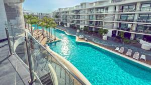 una imagen de una piscina en un hotel en Las Olas - Luxury apartment in Palm-Mar, en Palm-mar
