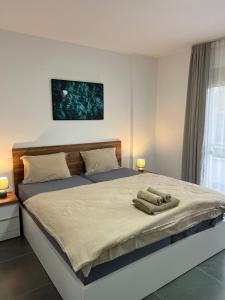 Blue Sapphire by Adriatic Living في Shkallnur: غرفة نوم بها سرير عليه منشفتان