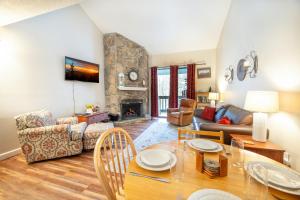 Гостиная зона в Hikers Hideaway By Avada Properties