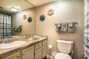 Ванная комната в Hikers Hideaway By Avada Properties +19 фотографий