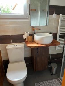 Koupelna v ubytování les biches du saut des cuves + 35 fotografií