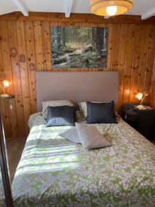 Postel nebo postele na pokoji v ubytování les biches du saut des cuves