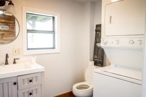 Ένα μπάνιο στο Hillside Hideaway By Avada Properties +49 φωτογραφίες