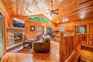 Forest Creek Retreat By Avada Properties في سيفيرفيل: غرفة معيشة مع مدفأة في كوخ خشبي