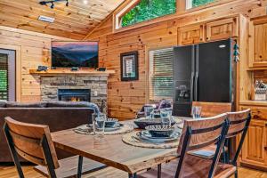 Forest Creek Retreat By Avada Properties في سيفيرفيل: غرفة طعام مع طاولة ومدفأة