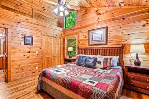 Forest Creek Retreat By Avada Properties في سيفيرفيل: غرفة نوم مع سرير في كوخ خشبي