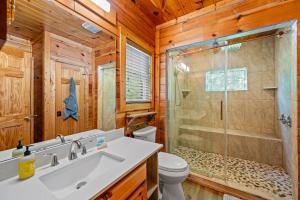 Forest Creek Retreat By Avada Properties في سيفيرفيل: حمام مع دش ومغسلة ومرحاض +42 صورة