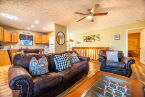 Posezení v ubytování Four Cubs Cottage By Avada Properties