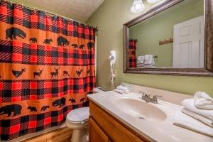 Koupelna v ubytování Four Cubs Cottage By Avada Properties + 20 fotografií