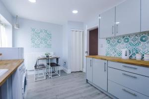 Kuchyň nebo kuchyňský kout v ubytování Stylish 3BR-Colourful-Sleeps 5