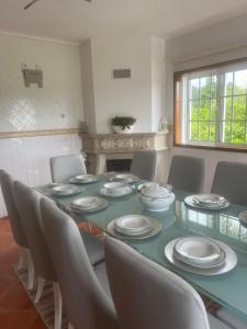 Un comedor con una mesa y sillas azules. en Casa do Lago Piscina aquecida, Quartos, en Espinho
