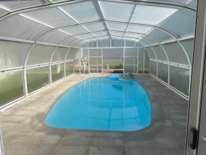 una gran piscina en un edificio con techo en Casa do Lago Piscina aquecida, Quartos, en Espinho