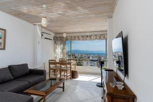 una sala de estar con un sofá y una mesa en Azul Horizonte with a pool, en Benalmádena