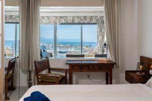 1 dormitorio con escritorio y ventana con vistas en Azul Horizonte with a pool, en Benalmádena 22 fotos más