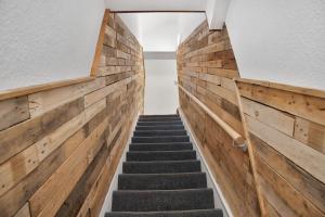 ウスターにあるWhiskAwayHomes TaylorBennett Apartment 1の木造の壁の建物内の階段