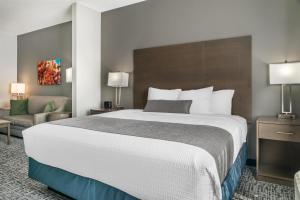 Postel nebo postele na pokoji v ubytování Best Western Plus Wayland Hotel