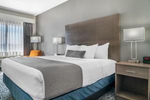 Postel nebo postele na pokoji v ubytování Best Western Plus Wayland Hotel