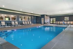 Bazén v ubytování Best Western Plus Wayland Hotel nebo v jeho okolí
