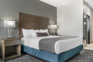 Postel nebo postele na pokoji v ubytování Best Western Plus Wayland Hotel