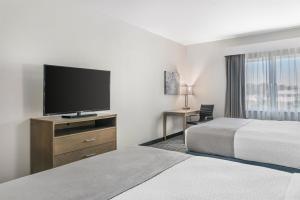 Postel nebo postele na pokoji v ubytování Best Western Plus Wayland Hotel