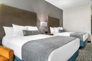 Postel nebo postele na pokoji v ubytování Best Western Plus Wayland Hotel