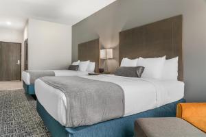 Postel nebo postele na pokoji v ubytování Best Western Plus Wayland Hotel