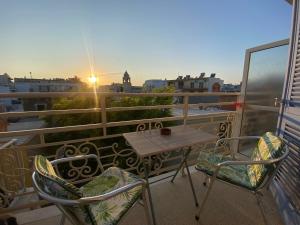 un tavolo e sedie su un balcone con vista sul tramonto di Florida Hotel & Apartments - Adults Only a Città di Rodi Altre 54 foto