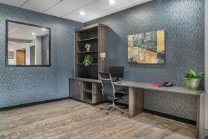 TV a/nebo společenská místnost v ubytování Best Western Plus Wayland Hotel