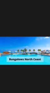 ein Bild des Bunglaws-Nordküstenschilds und des Ozeans in der Unterkunft Bungalows village Town house T3 in Dawwār Abū Duray‘ah ‘Abd al Karīm