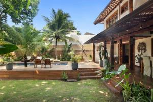 a house with a courtyard with a patio at Casa Beija Flor - Taipu de fora - Marau in Marau