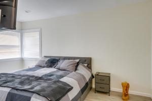 Un dormitorio blanco con una cama y una ventana. en Walk to Dtwn Tehachapi Updated Getaway with Yard!, en Tehachapi