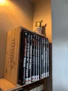 a bunch of books sitting on a book shelf at Appartement avec jardin privé à 10 min de Disneyland, idéal familles in Couilly-Pont-aux-Dames