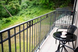 une table et des chaises sur un balcon avec vue dans l'établissement Willa Matejki - Apartament 8a, à Przemyśl