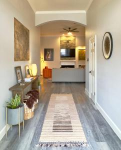 una sala de estar con un sofá y una mesa en Cozy Getaway Near Lake Travis!, en Lago Vista