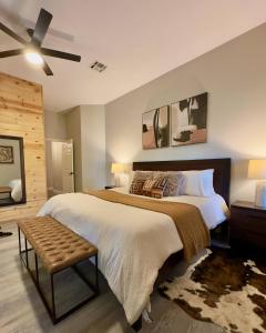 Un dormitorio con una cama grande y un ventilador de techo. en Cozy Getaway Near Lake Travis!, en Lago Vista