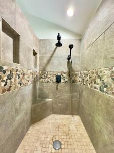 baño con ducha con una cámara en la pared en Cozy Getaway Near Lake Travis!, en Lago Vista