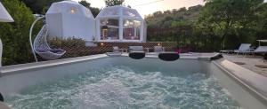 Bazén v ubytovaní Bubble Glamping Sicily alebo v jeho blízkosti