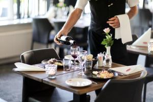 Nápoje v ubytování Østergaards Hotel