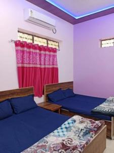 Postel nebo postele na pokoji v ubytování Hotel Mahadev guest house Fully AC OR NON AC Room In Varanasi