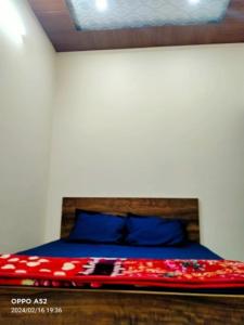 Postel nebo postele na pokoji v ubytování Hotel Mahadev guest house Fully AC OR NON AC Room In Varanasi