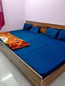 Postel nebo postele na pokoji v ubytování Hotel Mahadev guest house Fully AC OR NON AC Room In Varanasi