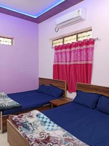 Postel nebo postele na pokoji v ubytování Hotel Mahadev guest house Fully AC OR NON AC Room In Varanasi