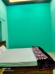 Postel nebo postele na pokoji v ubytování Hotel Mahadev guest house Fully AC OR NON AC Room In Varanasi