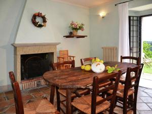 una sala da pranzo con tavolo e camino di Spacious Villa in Sermugnano with Swimming Pool a Castiglione in Teverina