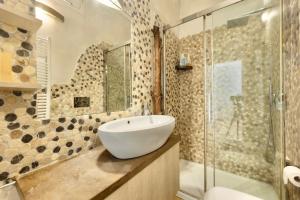 Un baño con lavabo y ducha de cristal. en Blanc72, en Turín 14 fotos más