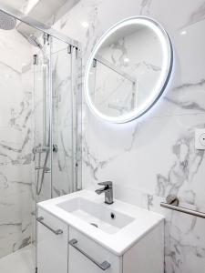 Un baño blanco con lavabo y espejo. en Villa des Camelias, en Le Pré-Saint-Gervais 62 fotos más