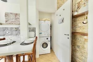 Una cocina con lavadora y secadora en una habitación. en Blanc72, en Turín
