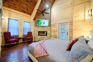 TV a/nebo společenská místnost v ubytování New! Near Attractions, Private Balcony, Pets Welcome, Paved Road, Hot Tub