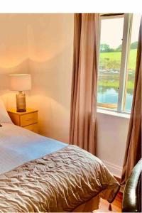 En eller flere senge i et værelse på PENTHOUSE APARTMENT Cork