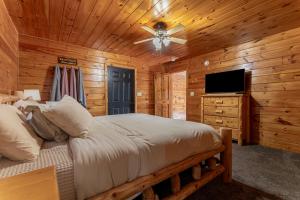 een slaapkamer met een bed en een plafondventilator bij Fantastic Mr. Fox By Avada Properties in Pigeon Forge